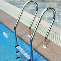 escalera Resillas rebosadero piscina